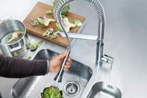 Kitchen faucet with pull-out sprayer