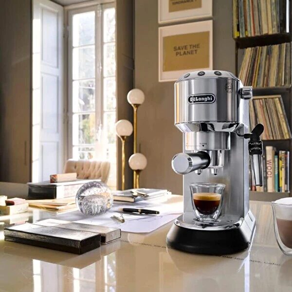 De’Longhi Dedica EC685: Narrow espresso machine designed for compact kitchen countertops